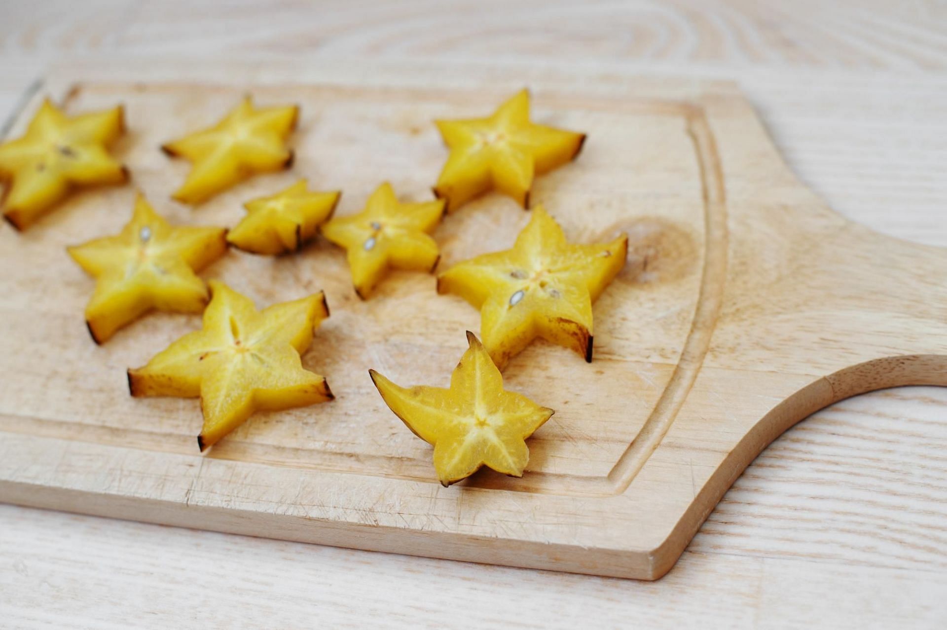 Preventing cancer is among the benefits of starfruit. (Photo via Freepik)